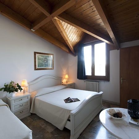 Hotel Caselle Сан Ладзаро ди Савена Стая снимка